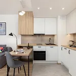 Aleja Solidarnosci 60b With Ac & Balcony By Renters Apartamento Varsovia