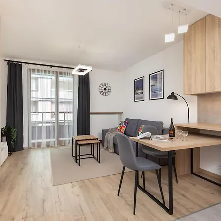 Aleja Solidarnosci 60b With Ac & Balcony By Renters ורשה