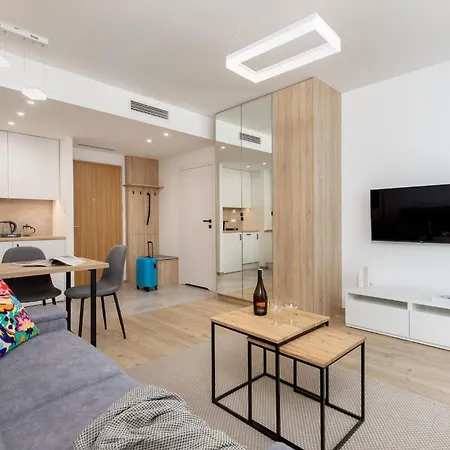 Aleja Solidarnosci 60b With Ac & Balcony By Renters דירה