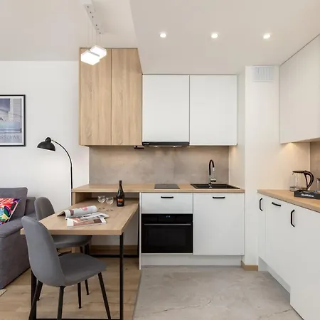 Aleja Solidarnosci 60b With Ac & Balcony By Renters Daire Varşova
